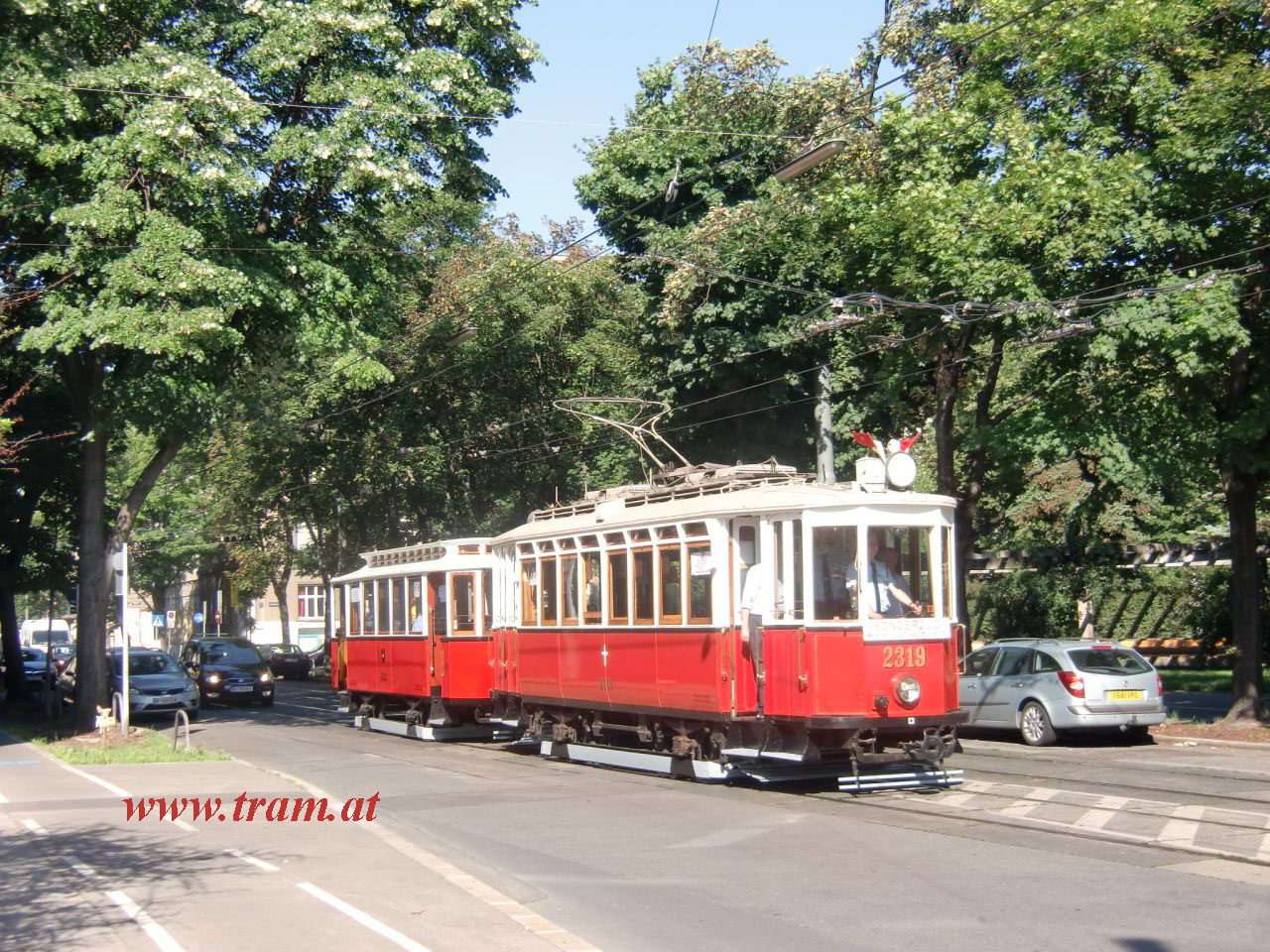 Der 2319 + 5022 am Weg ins Straßenbahnmuseum. (Foto: Klemens Kudrna)